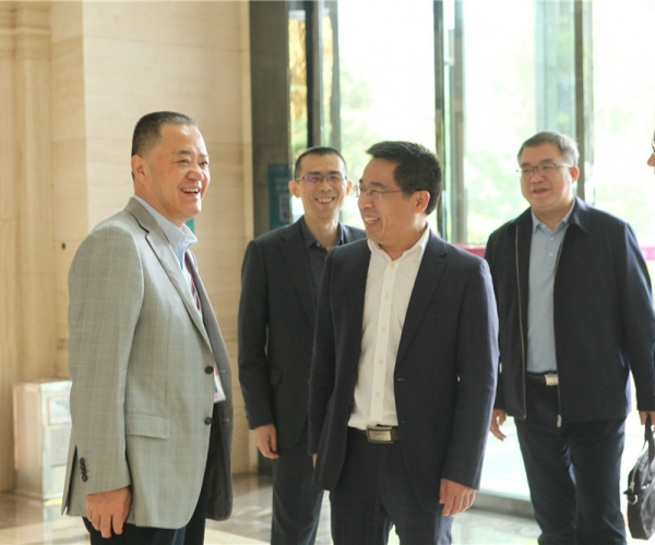 商务部国家茧丝绸协调办公室副司长陈平，河池市委常委、、、副市长杜际鹏莅临调研指导