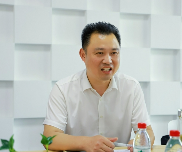 嘉兴国家高新区管委会俞春明主任调研尊龙人生就是博首页丝绸，为开展鼓劲?